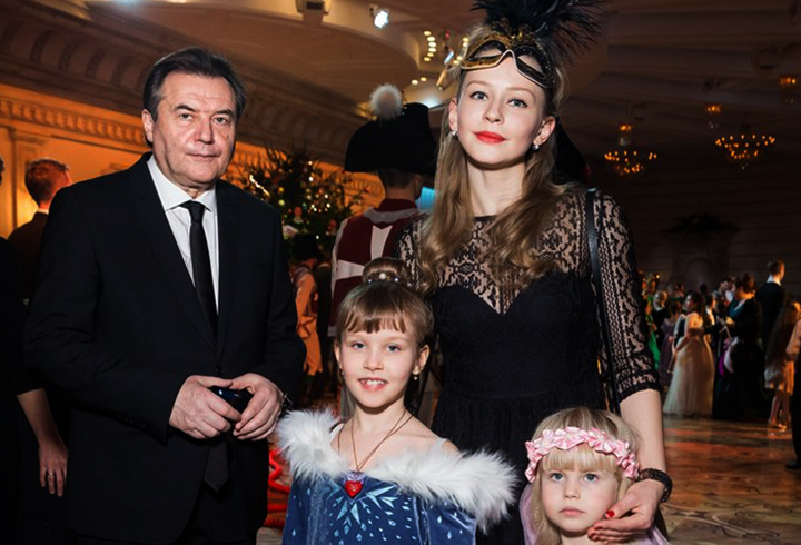 Алексей Учитель и Юлия Пересильд с дочерьми