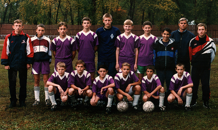 Юрий Жирков (третий слева, снизу) в футбольной школе