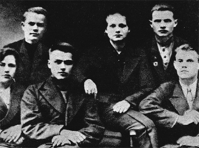 Василий Сухомлинский в 1939 г. с друзьями по учебе