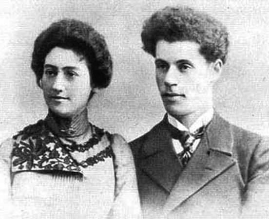 Родители — Анна Иосифовна и Абрам Григорьевич