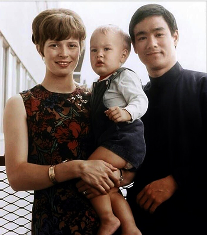 Брэндон Ли с родителями