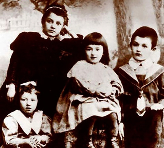 Фаина Раневская (слева, снизу) с братьями и сестрами