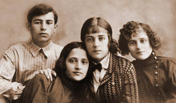 Марина Ладынина (третья слева) с братьями и сестрами