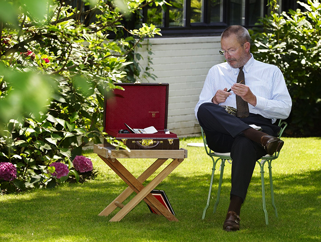 Патрик-Луи Виттон сидит в саду