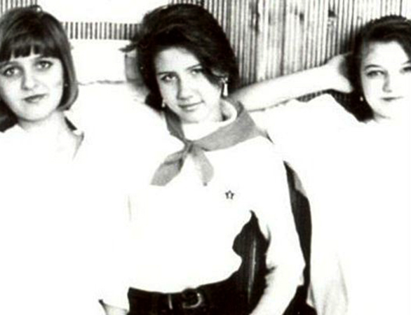 Анна Чапман (в центре) в юности