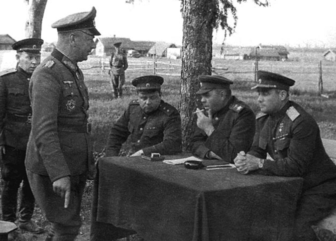 А. М. Василевский во время приема капитуляции генерал-лейтенанта Альфонса Алоиса Хиттера (Витебск, 28 июня 1944 г.)