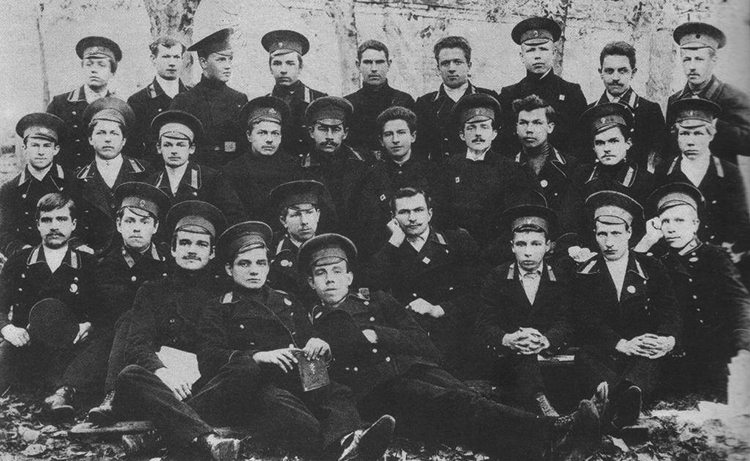 Александр Василевский (второй слева в первом ряду) во время учебы в духовной семинарии