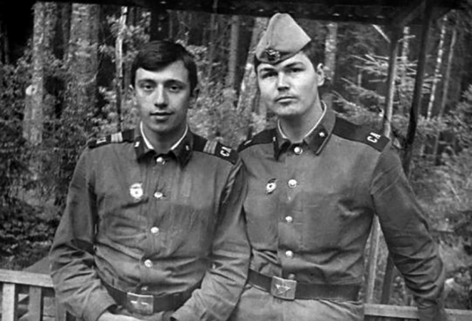 Никас Сафронов (справа) в армии