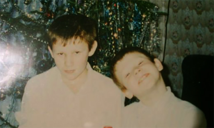 Виктор Хориняк (справа) с братом в детстве