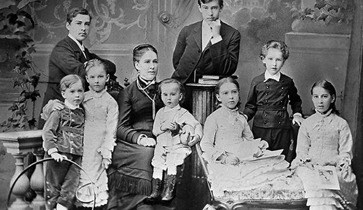 Константин Станиславский (в центре) с семьей