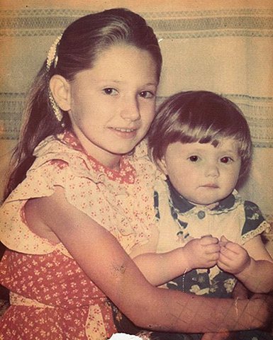 Ольга Кузьмина (справа) с сестрой в детстве