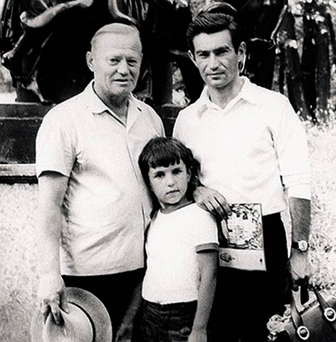 Евгений Гришковец в детстве (с отцом и дедом)