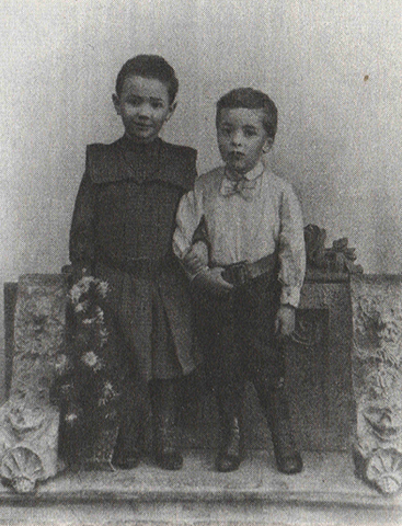 Лев Выготский в возрасте 4 года с сестрой