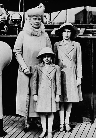 Маргарет (на фото) с бабушкой Мэри и сестрой Элизабет, май 1939 года.