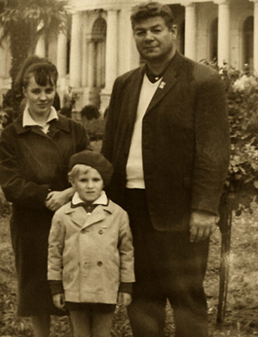 С женой Нонной и сыном Сергеем