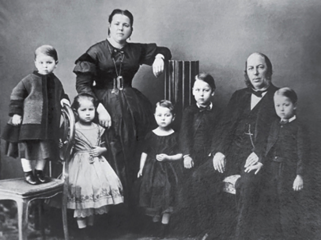Федор Шехтель (справа от отца) с семьей в детстве