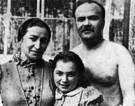 С женой Полиной и дочерью Светланой