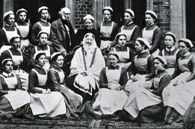 Флоренс Найтингейл (в центре) в 1886 году со своим выпускным классом медсестер из Сент-Томаса за пределами Клейдон-Хауса, Бакингемшир.