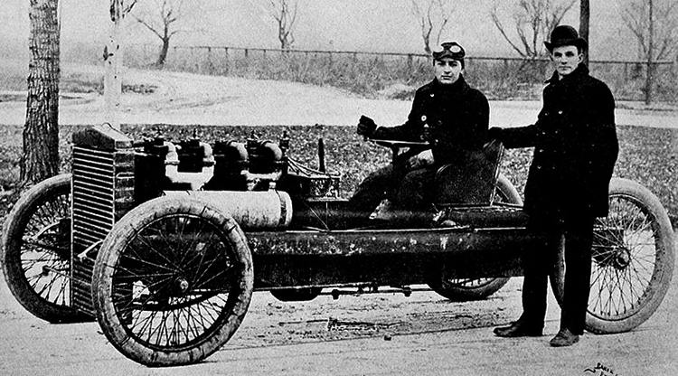 Форд (стоит) и Барни Ольдфильд (1902 г.)