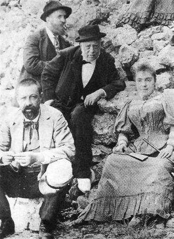 Гауди (на заднем плане) со своим отцом (в центре), племянницей Розой и доктором Сантало во время визита на Монсеррат (1904 г.)