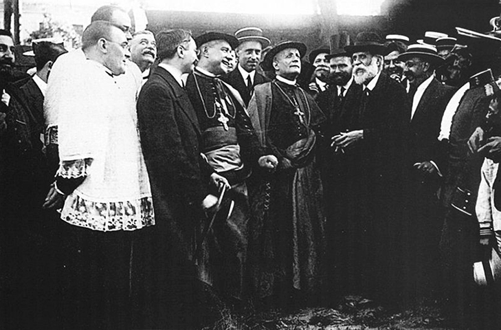 Гауди показывает Собор Святого Семейства папскому нунцию кардиналу Франческо Рагонези (1915)