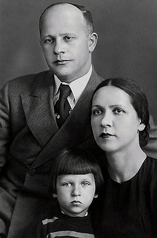 Игорь Кваша в детстве с родителями