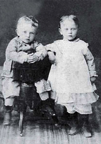 С сестрой Ольгой в детстве
