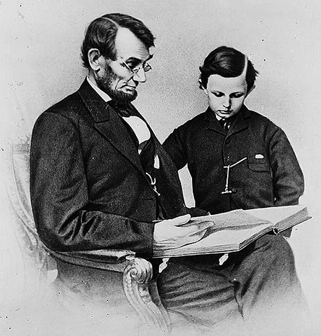 С младшим сыном Томасом (1864)