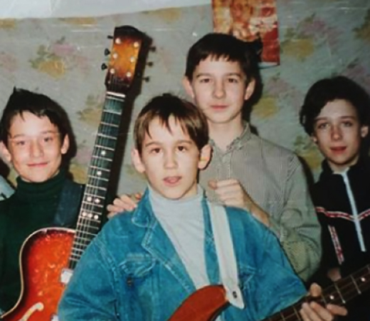 Сергей Приказчиков (в центре) в юности