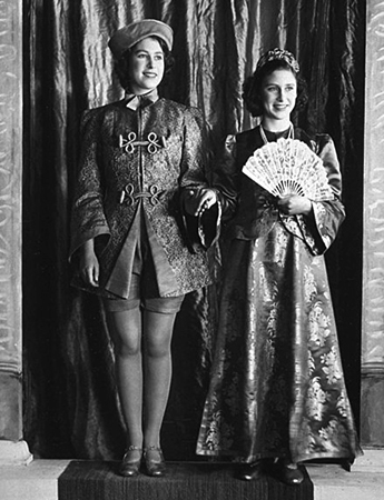 Элизабет и Маргарет выступают в Виндзорском замке в постановке пантомимы Аладдина в 1943 году.