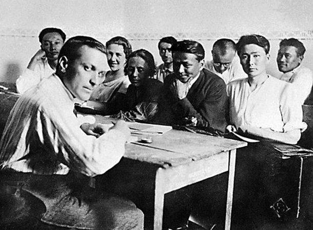 Лев Выготский во время занятий по педологии в Университете. (Ташкент, 1929)