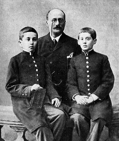 Сергей Рубинштейн (слева) с отцом и братом