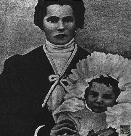 Бенито Муссолини с мамой