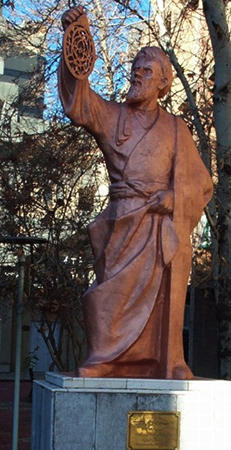 Статуя Аль-Хорезми в университете Амира Кабира. Тегеран, Иран
