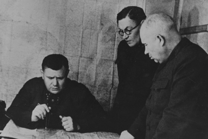 Андрей Еременко, командующий Сталинградским фронтом (1942). Справа – Никита Хрущев, в то время – член военного совета фронта.