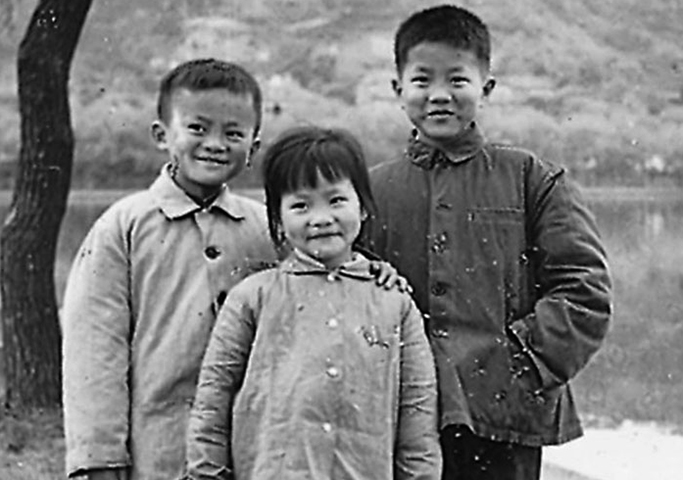 Джек Ма с сестрой и братом в детстве