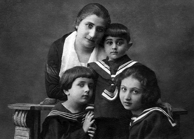 Исаак Шварц в детстве с матерью и сестрами