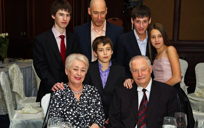 Дмитрий Гордон с родителями и детьми
