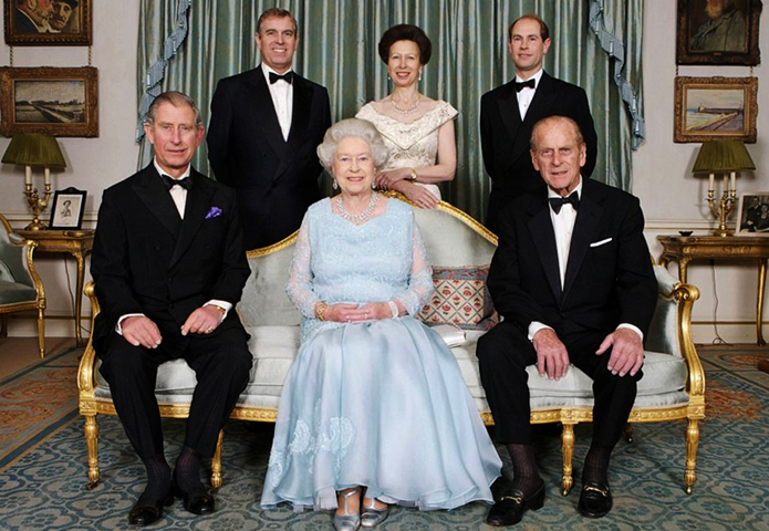 Принц Филипп с супругой и детьми. Чарльз - сидит. Сверху - Эндрю, Анна, Эдвард