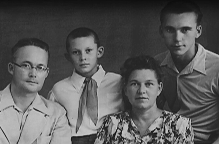 Элем Климов с родителями и братом