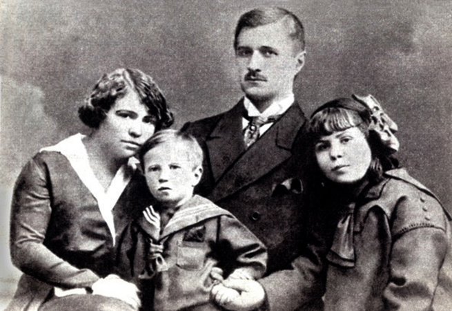 С Марией Масловой, детьми Михаилом и Евгенией. Бухарест, 1916 г.