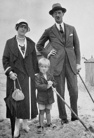 Принц Филипп с родителями (1925)