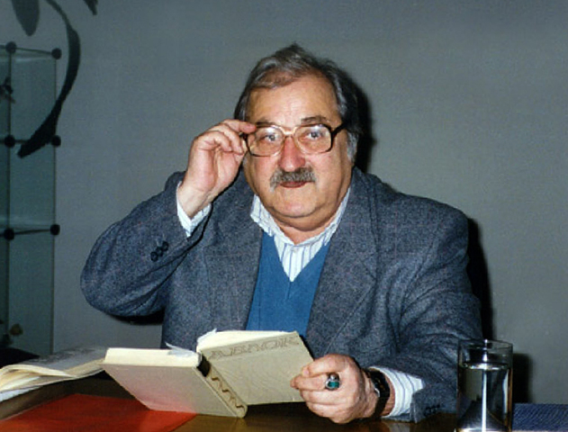 Генрих Сапгир с книгой