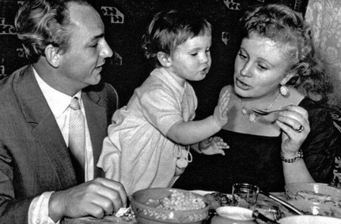 Арина Рыбникова с родителями в детстве