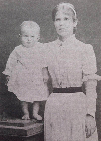 Максим Богданович с матерью в детстве