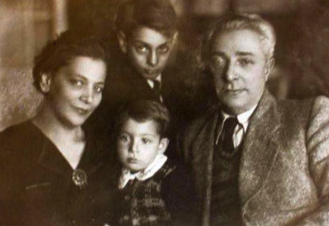 Лев Збарский в детстве с родителями и братом
