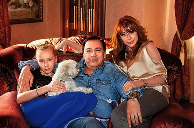Со вторым мужем Александром и дочерью Ксенией