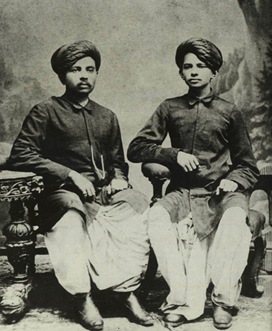 Ганди (справа) со своим старшим братом Лакшмидасом в 1886 году