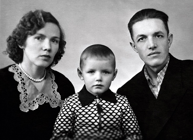 Александр Галибин в детстве с родителями