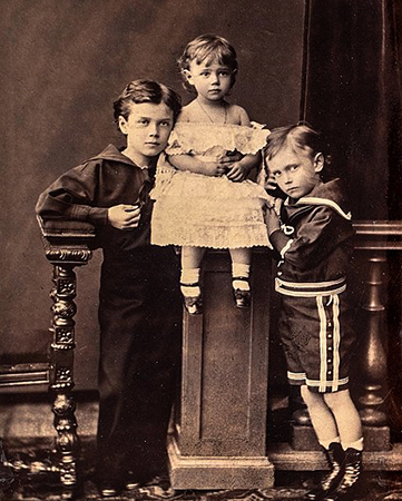 Ксения Александровна с братьями Николаем и Георгием. 1879 год.